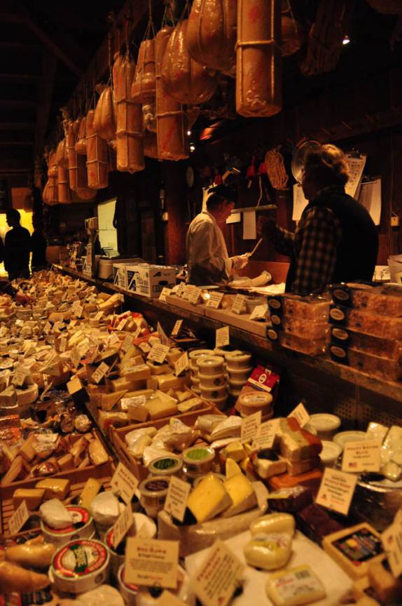 O irresistível balcão de queijos na vinícola V. Sattui, no Napa Valley, na Califórnia, nos Estados Unidos